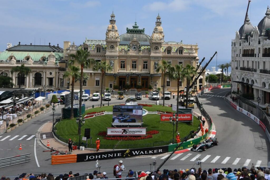 Location de bus avec chauffeur à Monaco près du Casino de Monte-Carlo
