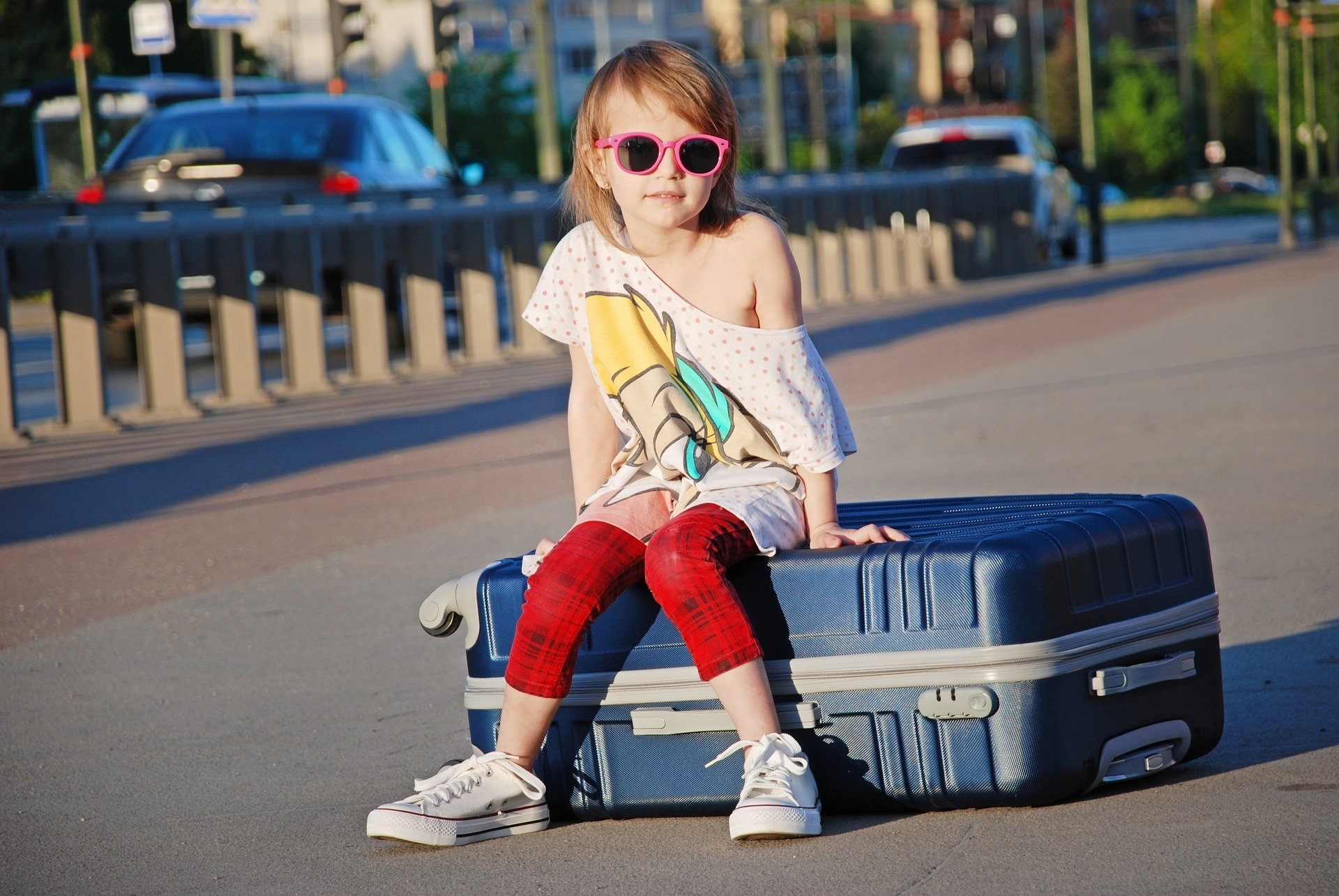 Enfant avec bagage avant un départ en colonie de vacances - Bus Nice Evasion