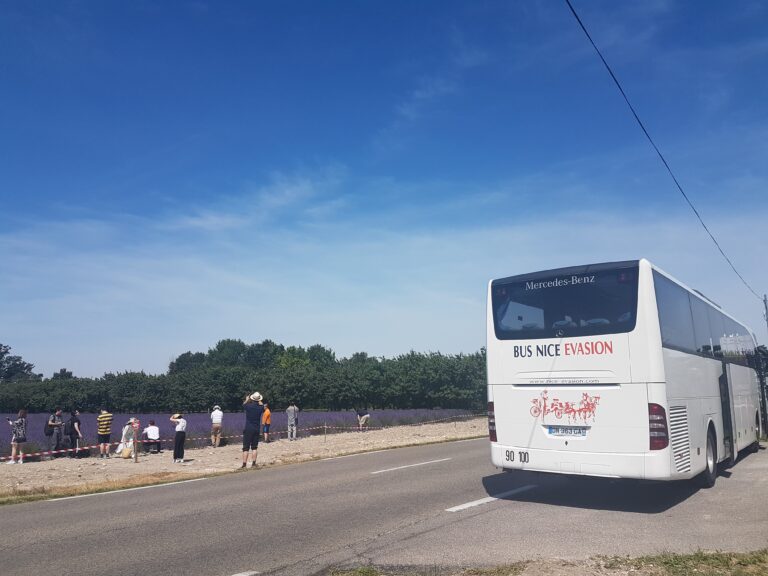Autocar Bus Nice Évasion lors d’une excursion de groupe pour la lavande sur la Côte d’Azur