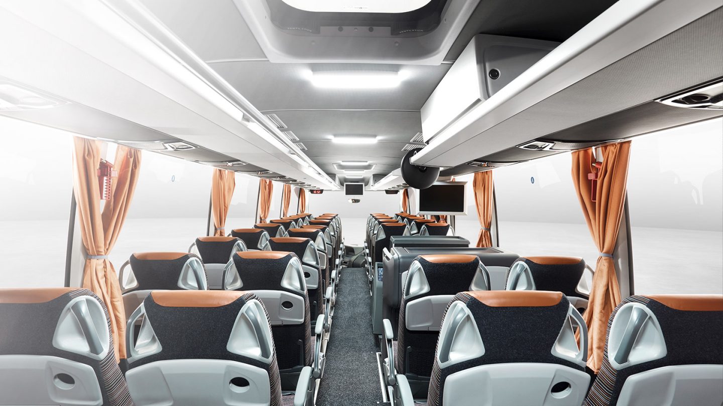 Intérieur confortable d’un autocar Bus Nice Évasion pour le transport de groupes