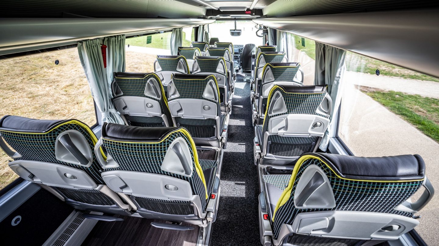 Intérieur d’un minibus confortable Bus Nice Évasion pour le transport de groupes de 22 personnes