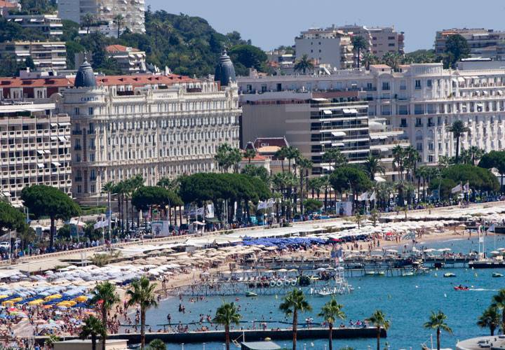 Bus Nice Évasion pour la location de bus avec chauffeur entre Nice et Cannes